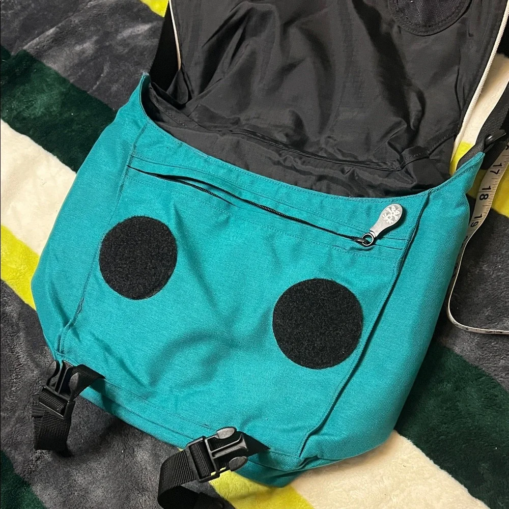 Crumpler Teal Men’s Messenger Bag with Yellow Stripe Accent